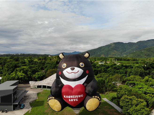 「2024高雄愛．月熱氣球」即將於9月14、15日登場，今年的新面孔熱氣球揭曉，超吸睛的「高雄熊」造型熱氣球將首度在遊客面前亮相，預計9月14日在愛河畔首飛。（高市府觀光局提供／洪浩軒高雄傳真）