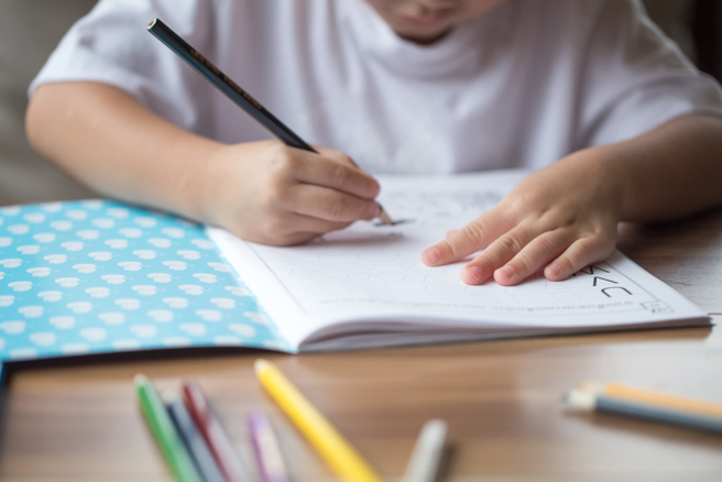 小一数学题问「公车有10人，7人先下车还剩几位乘客？」学生答3都错了，引发热议。（图：shutterstock／达志）