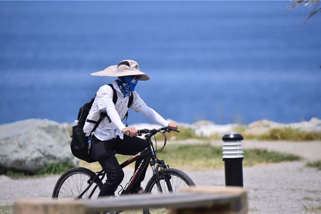 慎防「秋老虎」，門諾醫師提醒戶外活動仍須注意防曬。（門諾醫院提供／王志偉花蓮傳真）