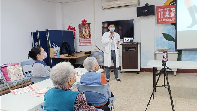 門諾醫院心臟外科醫師楊凱迪跟病患宣導熱感冒、中暑等傷害。（門諾醫院提供／王志偉花蓮傳真）