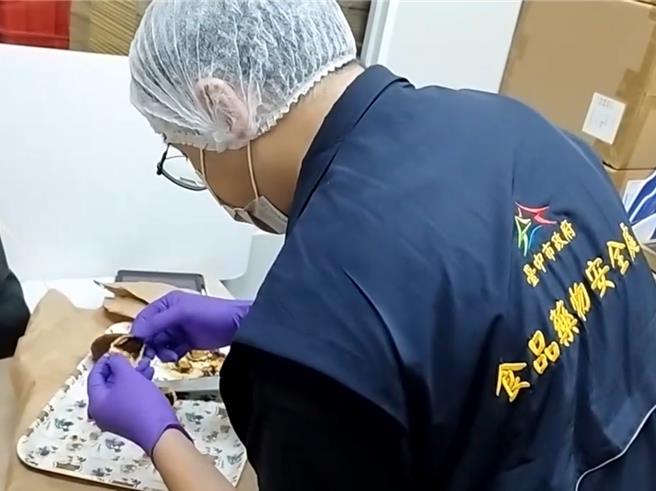 台中知名糕饼店「不二糕饼」却遭网友爆料蛋黄酥中有蟑螂，业者13日发声明称已委托律师进入司法程序处理，而台中市食安处派员前往稽查后表示，结果尚符规定。（中市食安处提供／潘虹恩台中传真）