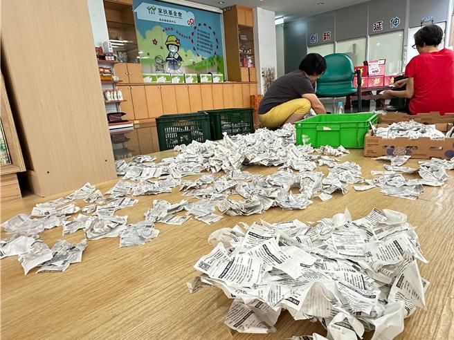 發票箱進水，泡水發票黏成濕淋淋的紙團。（北台南家扶中心提供／寶智華台南傳真）