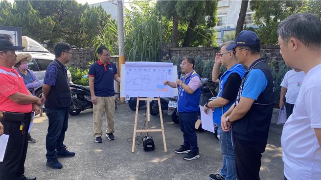 为提升台中市潭子区道路品质及行人安全，立委杨琼璎服务处及台中市议员赖朝国服务处13日上午分别会勘头家里和平路及新田里龙兴巷，争取道路改善工程。（张妍溱摄）