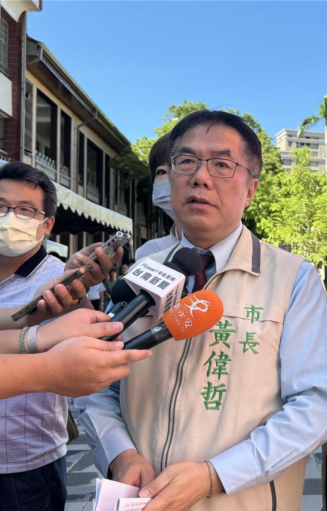 台南市长黄伟哲谈车祸当下，确实吓一大跳，幸好车上的大家都没事。（本报资料照片）