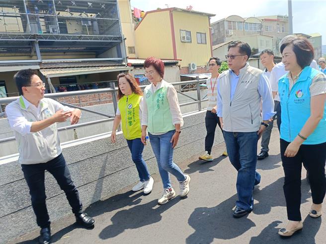 八堡二圳田中段第6、7期竣工，立委陈素月（左3）、农业部次长黄昭钦（右2）、田中镇长萧淑芬（右1）等人视察竣工后现况。（叶静美摄）