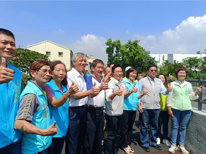 八堡二圳田中段第6、7期竣工举办说明会，会后与会人员视察竣工后现况。（叶静美摄）