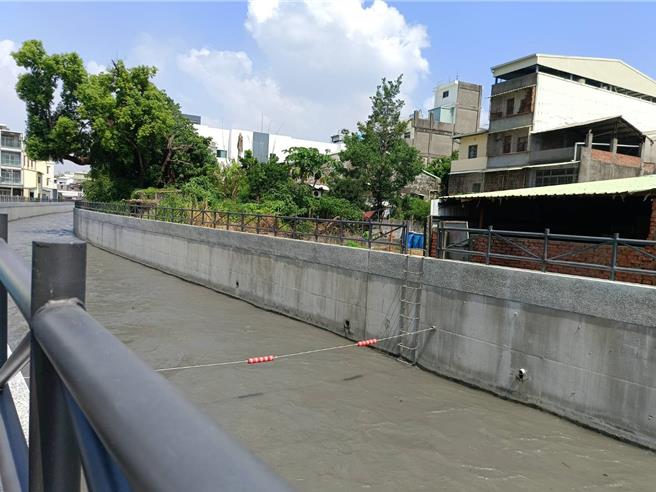 八堡二圳田中段第6、7期竣工后，可提高灌溉输水效能，每年减少310万吨的输漏水损失。（叶静美摄）