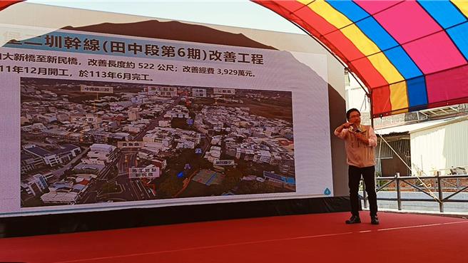 八堡二圳田中段第6、7期竣工举办说明会，农田水利署彰化管理处长徐瑞旻向与会者说明八堡二圳田中段改善过程与成果。（叶静美摄）