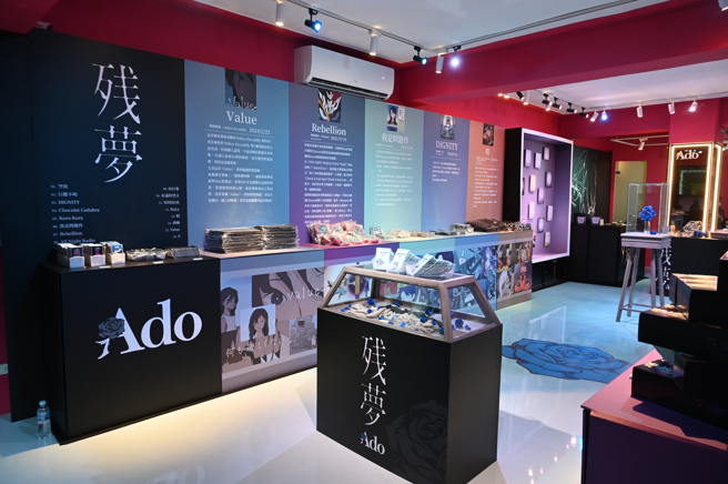 快闪店现场设置有大型拍照背板，重现专辑封面场景让来店的乐迷沈浸式打卡拍照。（环球音乐提供）