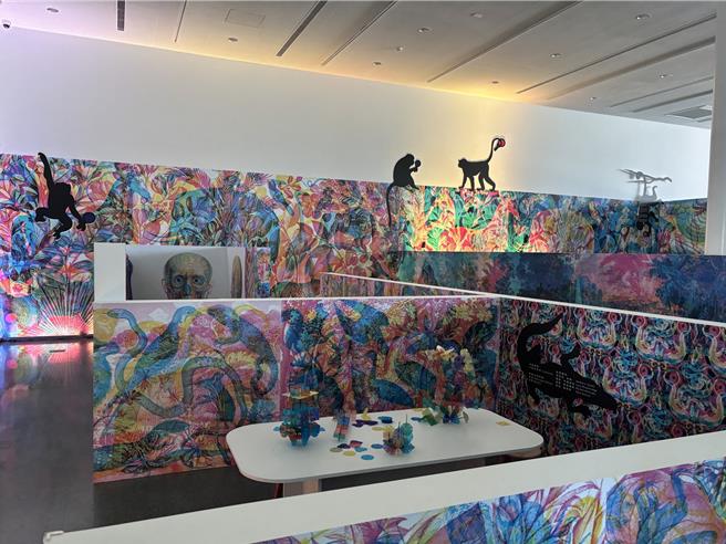 桃园市儿童美术馆今年秋天推出「光盒作用」展，邀请国际跨领域团队卡诺夫斯基，为孩童规画具启发性的光学色彩教育计画，利用光学三原色与印刷四色的色彩知识，沿着顏色、视觉到光的形成，安排一系列富有教育意义的互动体验展区。（廖姮玥摄）