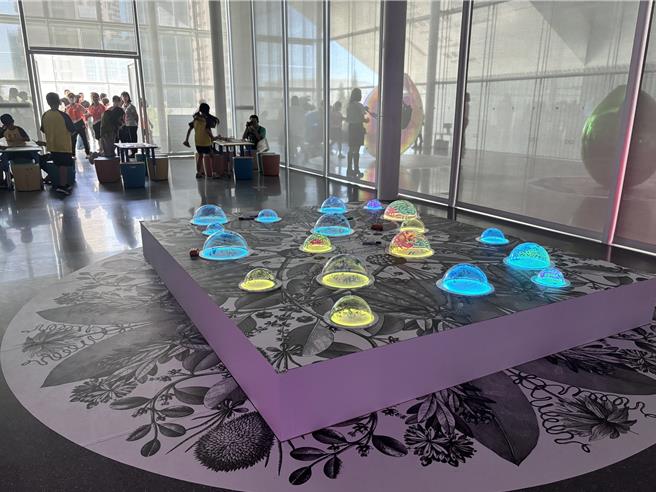 桃园市儿童美术馆今年秋天推出「光盒作用」展，邀请国际跨领域团队卡诺夫斯基，为孩童规画具启发性的光学色彩教育计画，利用光学三原色与印刷四色的色彩知识，沿着顏色、视觉到光的形成，安排一系列富有教育意义的互动体验展区。（廖姮玥摄）