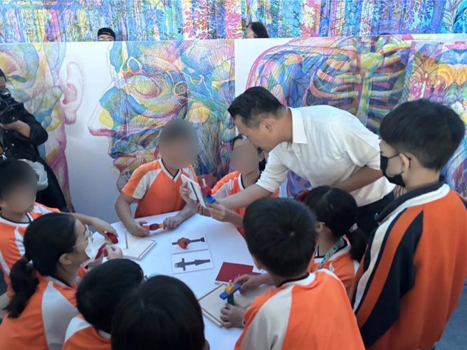 桃园市儿童美术馆今年秋天推出「光盒作用」展，邀请国际跨领域团队卡诺夫斯基，为孩童规画具启发性的光学色彩教育计画，利用光学三原色与印刷四色的色彩知识，沿着顏色、视觉到光的形成，安排一系列富有教育意义的互动体验展区。（廖姮玥摄）