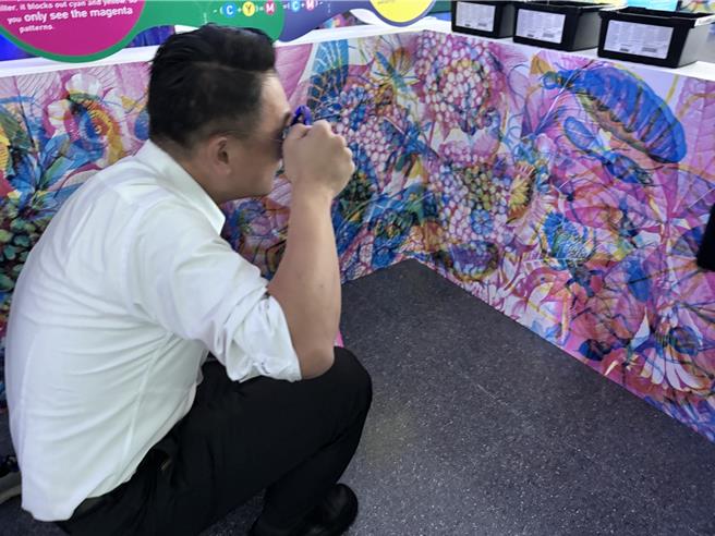 桃园市儿童美术馆今年秋天推出「光盒作用」展，邀请国际跨领域团队卡诺夫斯基，为孩童规画具启发性的光学色彩教育计画，利用光学三原色与印刷四色的色彩知识，沿着顏色、视觉到光的形成，安排一系列富有教育意义的互动体验展区。（廖姮玥摄）