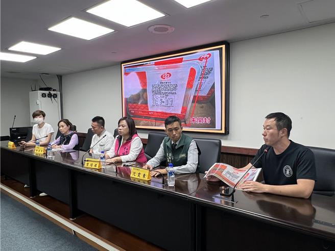 台南市排队名店葡吉食品业者张正宏13日在市议员曾培雅、林美燕、沈震东、陈怡珍等人的陪同下举行记者会。（洪荣志摄）