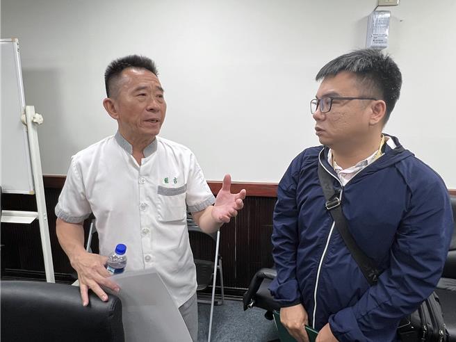 台南市排队名店葡吉食品业者张正宏与市府卫生局食品药物管理科股长朱俊颖沟通逾期原料问题。（洪荣志摄）
