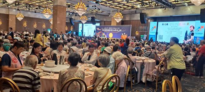 国际扶轮3523地区今(13日)在台北市大直典华饭店举办「神奇扶轮」关怀弱势暨中秋敬老餐会，邀请了700位台北市的长者及30位来自身心障碍潜能开发协会的视障同胞参加。(国际扶轮社提供)