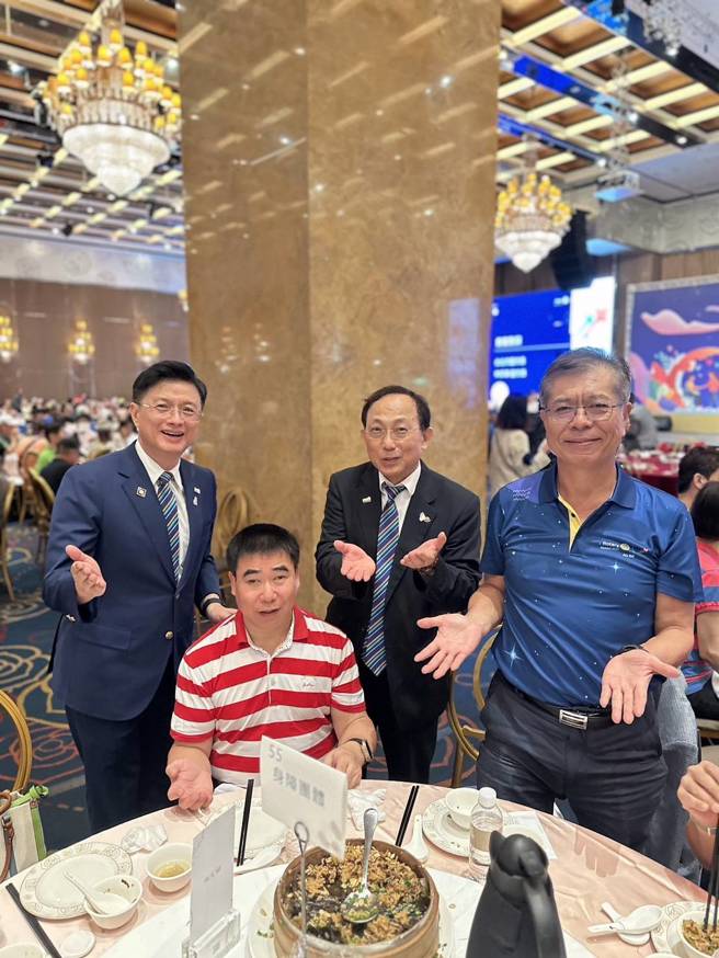 扶轮社邀请身障团体提前共度秋节，左1是总监曾国峰，右1助理总监赵伟民及中秋敬老活动主委蔡渊辉(国际扶轮社提供)