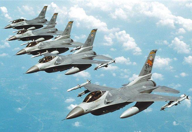 在美上空飞行的F-16战机。（路透）