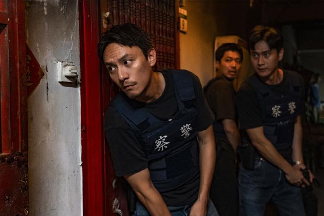 张震时隔16年和锺孟宏导演合作，在《余烬》中饰演警官。（本地风光提供）