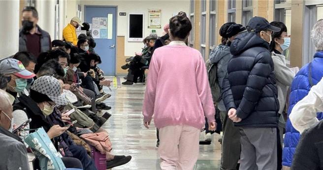 卫福部照护司回应，今年公告的三班护病标准，是去年歷经7个版本研议、近6个月连续健保VPN医院三班护病比通报、2次33单位代表、4次各层级医院相关团体代表讨论协商后核定，预计需增加约7500～8000医院护理人力。（本报资料照）