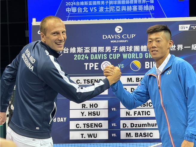 台維斯盃賽前抽籤記者會，中華隊曾俊欣（右）和14日第1點單打對手、波士尼亞與赫塞哥維納的巴希奇先禮後兵。（李弘斌攝）