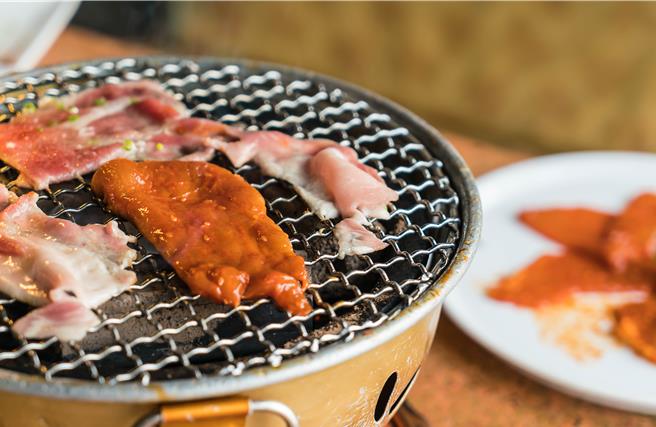 苗栗大千醫院提醒，烤肉時除可使用自製醬料，也建議挑選低油脂肉類，並先煮成半熟後再烤，才能吃得健康又盡興。（大千醫院提供／謝明俊苗栗報導）