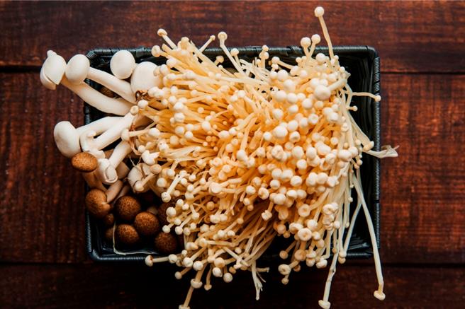 烤肉除了吃肉，也別忘了補充菇類、絲瓜等膳食纖維，維持營養均衡。（大千醫院提供／謝明俊苗栗報導）