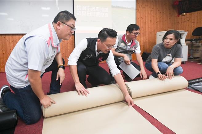 桃园市杨梅紫城农场环保农膜示范场域建置观摩会，桃园市农业局与各区农会合作辅导农友利用环境友善农法，协助农友在维持农产量的同时，提供更健康、环保的食材，目前推行环保农膜试办，利用可自然分解的纸类做成，不仅可减低农友的施作成本，也能提供作物更好的生长环境。（市府新闻处提供／廖姮玥桃园传真）