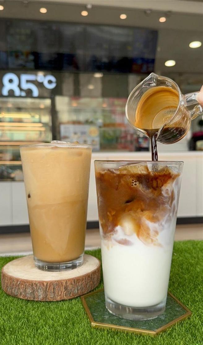 85度C庆中秋，9／17上午10点开始，推出中大杯咖啡系列买2送1。图／85度C提供