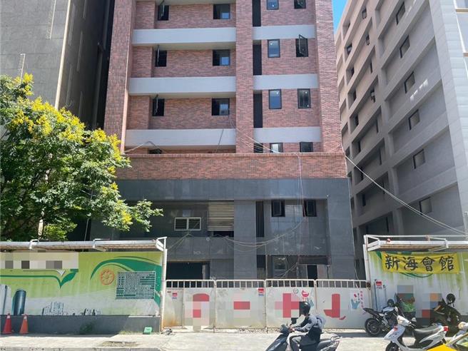 郑姓工人今（13）日上午11时，于板桥区中正路与新月二街一处新建工地安装冷气，不慎失足，送医后不治。（海山警分局提供）