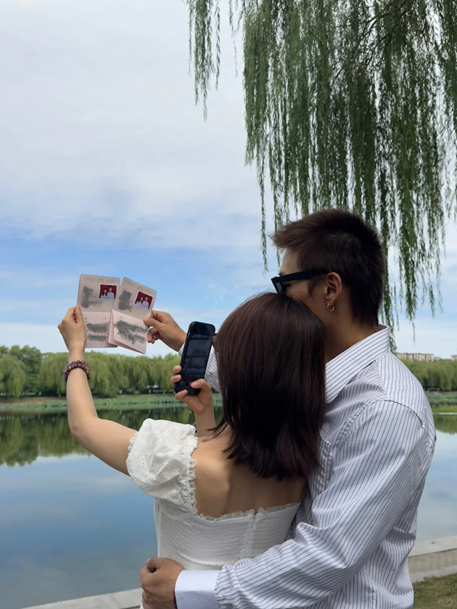 吳謹言、洪堯在河邊拍照打卡。（圖／翻攝自小紅書）