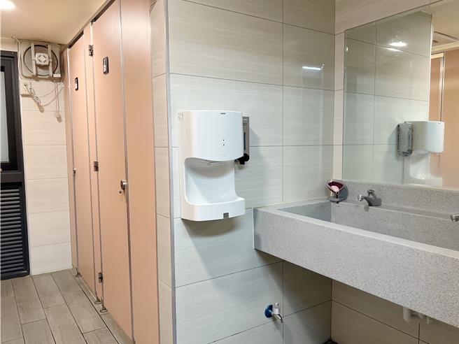 为提升新竹市公有零售市场的环境品质，新竹市政府争取中央补助经费，改善中央市场、中央商场公厕，工程并于近期完工。（新竹市政府提供／陈育贤新竹传真）