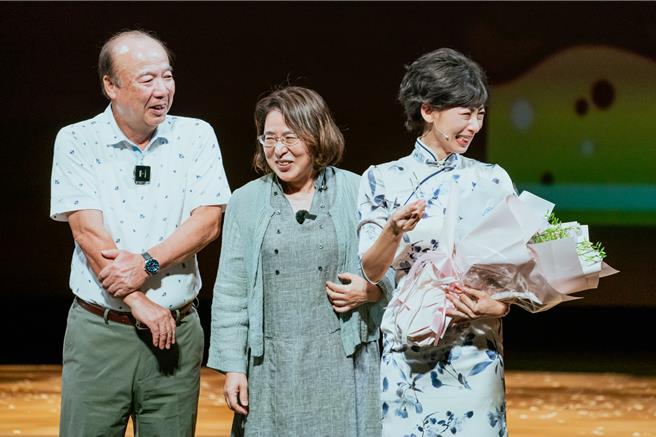 大久保麻梨子（右）看到父母親現身感動落淚。（財團法人影想文化藝術基金會提供）