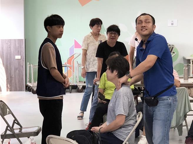 雙眼失明的32歲陳柏毓，擁有乙級按摩技術士證照，平日靠按摩為生，13日開辦「按摩不求人」課程，正式開啟他的志工之路。（洪榮志攝）