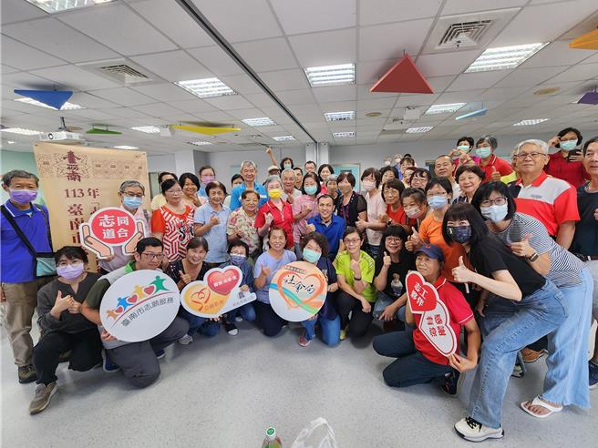 雙眼失明的32歲陳柏毓13日開辦「按摩不求人」課程，志工們反應熱烈。（洪榮志攝）