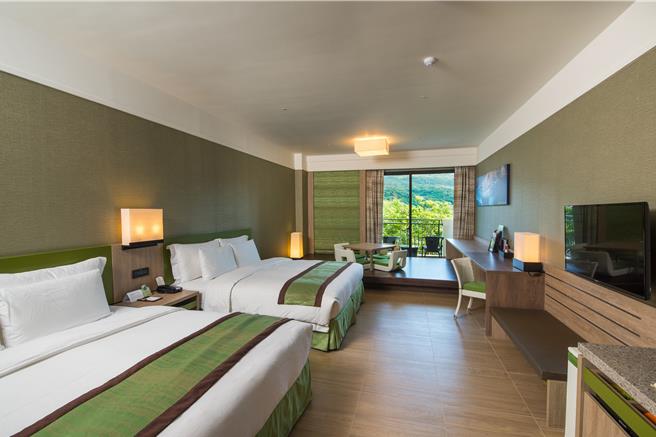 「隆总出来花」专案期间入住福容福隆店精致和洋客房，含4客早餐，周日至周五限量升等海景客房。（福容大饭店）