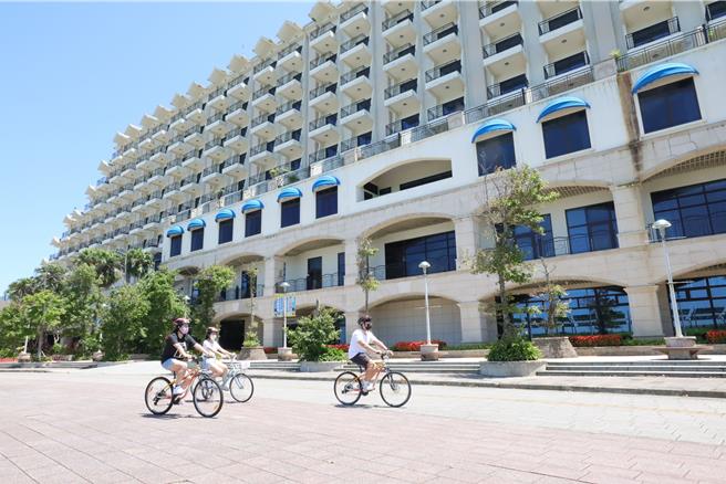 「福隆淡水豪华双城游」专案，旅客入住福容淡水渔人码头馆海景豪华客房，含2客早餐、「乐活」初号店文青品茶2套、非动力自行车体验2小时兑换券等。（福容大饭店）