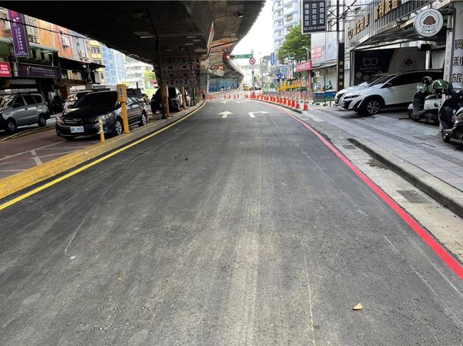 台1線高架三重區重安街平面道路因受8月20日嚴重車禍影響封閉，經過市府各局處日夜趕工，提前於15日恢復通車。（新北市工務局提供）