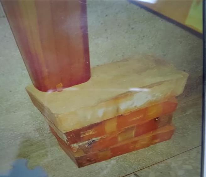 员荣医院胃食道逆流中心主任吴文杰的1名患者因胃食道逆流太严重，睡觉时将床头用上4块砖头。（员荣医院提供／叶静美彰化传真）