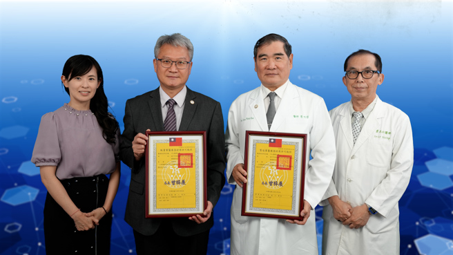 中山醫大暨附醫獲國科會多年期計畫，並取得醫療器材商販賣業及製造業許可執照。(圖左二為中山醫大校長黃建寧、左三為中山附醫總院長蔡明哲)。(照片/中山醫學大學提供)