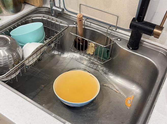 桃园市中坜区青埔街周遭多处透天住宅，民眾反应1个月以来家中水龙头打开，排出来的水都是黄浊水且夹杂浓浓铁锈味。（彭俊豪提供／廖姮玥桃园传真）