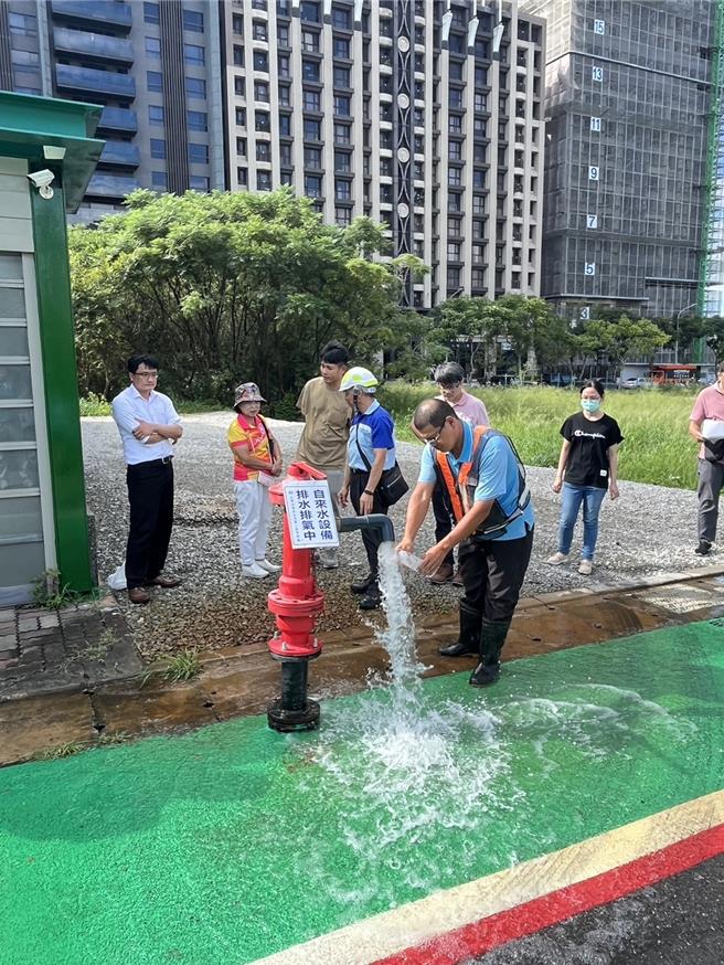 桃园市中坜区青埔地区周遭多处透天住宅，民眾反应1个月以来家中水龙头打开，排出来的水都是黄浊水且夹杂浓浓铁锈味，向自来水公司反应，却仅用街道消防栓排水。（彭俊豪提供／廖姮玥桃园传真）