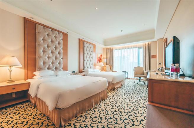 入住义大皇家、天悦可就近欣赏跨年烟火，16日中午正式开卖。图／业者提供