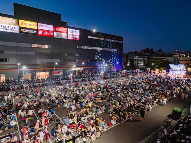 大潤發湳雅店連續三年停車場辦烤肉趴，蔚為奇觀。圖／大潤發