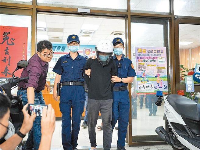 26岁男子姚宗秦因金钱纠纷，开枪杀害新北市府副发言人张劭斌胞弟张威凯，将他弃尸五股区山坡，新北地检署依杀人等罪起诉，适用《国民法官法》，今下午将一审宣判。