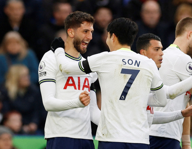 熱刺中場貝坦庫（左）因為受訪時開了隊長孫興慜（右）的玩笑話，涉及種族歧視恐遭英足總處分。（路透）