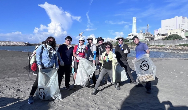 宮輔辰（右）與文翔團隊一起進行淨灘。(照片/開南大學提供)