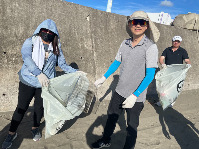 海邊找出不少各類型廢棄物。(照片/開南大學提供)