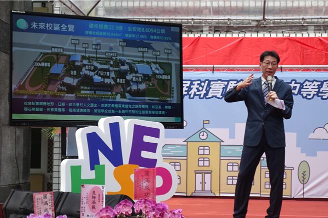 屏科实验中学校长陈致伟介绍学校特色。（罗琦文摄）