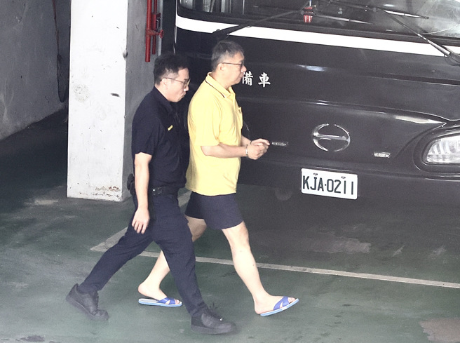 檢廉偵辦柯文哲與京華城容積弊案是否有不法金流，13日再度提訊柯文哲（黃衣者）應訊，中午12點還押北所。（鄧博仁攝）